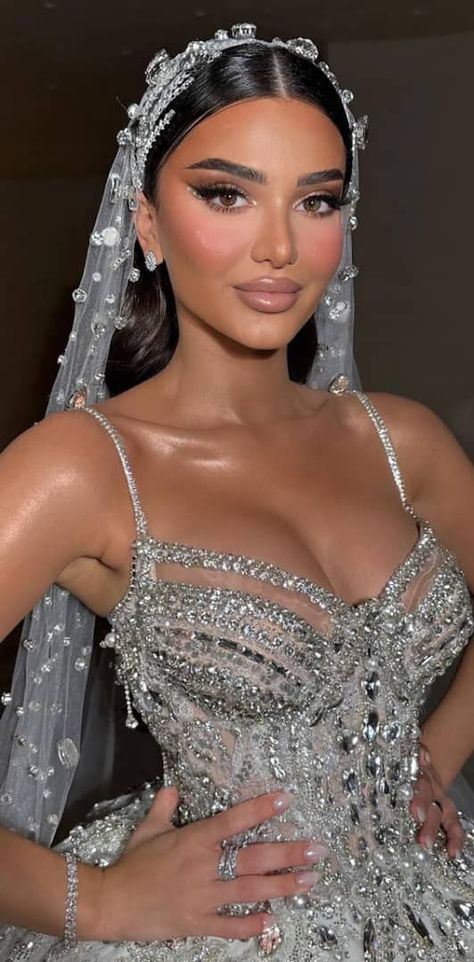 Wedding Makeup Asian Eyes, Arabic Bride Makeup, Glamour Wedding Makeup, Arab Wedding Makeup, Asian Bridesmaid Dresses, Apperal Fashion, Eye Makeup Bridal, Shimmery Eye Makeup, Arab Bride