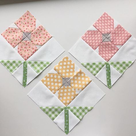 Flower Quilt Blocks - Quilting Pattern Colchas Quilting, Flower Quilt Patterns, House Quilt Block, Quilts Vintage, Quilt Modernen, Spring Quilts, Quilt Block Patterns Free, Quilt Square Patterns, Flower Quilts