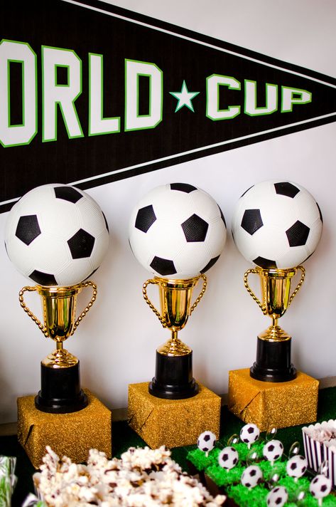 World Cup Soccer Party, Soccer Centerpieces, Soccer Party Decorations, Background For Kids, Soccer Banquet, Soccer Party Favors, Soccer Theme Parties, Ornament Background, Soccer Birthday Parties