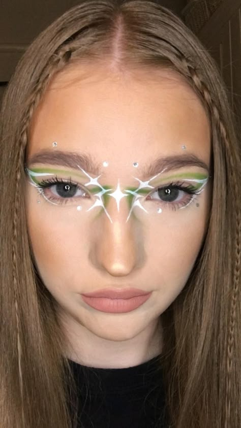 Subtle Alien Makeup, Alien Make Up Easy, Alien Theme Makeup, Alien Halloween Makeup Easy, Alien Themed Makeup, Alien Costume Women Makeup, Alien Makeup Green, Pretty Alien Makeup, Toy Story Alien Makeup