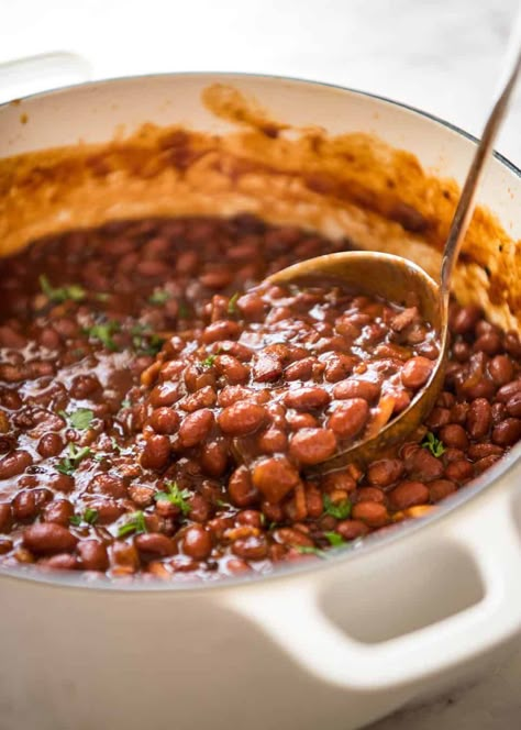 Homemade Baked Beans with Bacon - Thick, rich, luscious sauce with a perfect balance of sweet, tang and plenty of savoury! recipetineats.com Baked Beans Recipes, Homemade Baked Beans Recipe, Southern Baked Beans, Ground Beef Lunch, Beef Snacks, Canned Baked Beans, Recipe Tin Eats, Ground Beef Breakfast, Baked Beans With Bacon