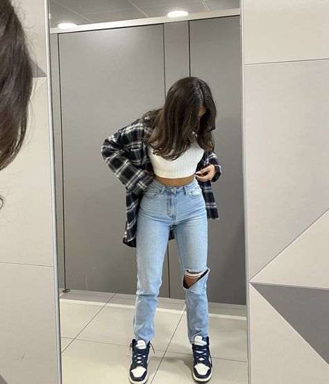 fan outfits account on Twitter: "ripped jeans… " Mom Jeans Outfit, Pastel Outfit, Foto Tips, Tomboy Style Outfits, Causual Outfits, Streetwear Fashion Women, Swaggy Outfits, Mode Inspo, Teenage Fashion Outfits