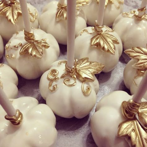 Thanksgiving Cake Pops, Fall Cake Pops, Pumpkin Cake Pops, October Food, Pumpkin Pie Cake, Vanilla Bean Cakes, Salted Caramel Cake, Gold Pumpkin, Cake Pop Decorating