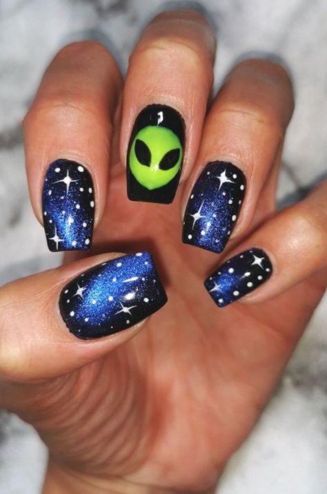 Alien Nails Design, Ufo Nails, All Black Nails, Nail Art Design 2023, Alien Nails, Space Nails, Pointy Nails, Nails Trend, Hippie Nails