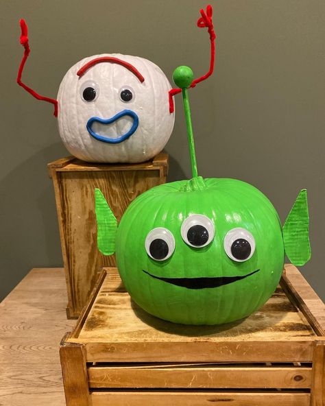 Forky Pumpkin Painting, Pumpkin Painting Duo Ideas, Pumpkin Painting Ideas Toy Story, Green Painted Pumpkin Ideas, Alien Pumpkin Decorating, Painted Pumpkins Ideas For Kids, Green Pumpkin Ideas, Painting Pumpkins Ideas Diy Halloween, Toy Story Pumpkin Painting