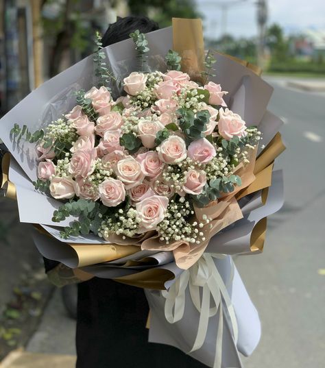 Beautiful pink rose delivery Saigon Engagement Roses Bouquet, 21 Roses Bouquet, Rose Bouquet For Birthday, 25 Roses Bouquet, 50 Roses Bouquet, Bouquet For Birthday, Flowers For Valentines, Flower Bookey, Graduation Flower Bouquet