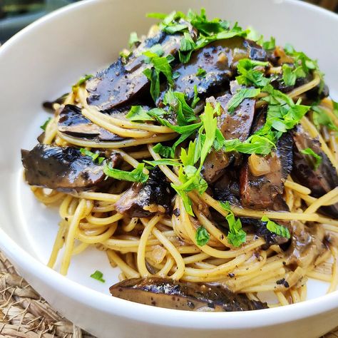 Black Pepper & Mushroom Pasta Recipe https://fooooods.com/black-pepper-mushroom-pasta-wondernonieskitchen Oyster Mushroom Pasta, King Mushroom, Black Pepper Sauce, Black Mushroom, Mushroom Recipes Pasta, Pearl Oyster, Pasta Ingredients, Mushroom Pasta, Pepper Sauce