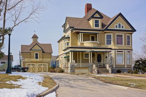 Victorian Era Homes, Carriage House Garage, Old Victorian Homes, Victorian Style House, Victorian Beauty, Victorian Life, Garage Exterior, Victorian Style Homes, Build Your House