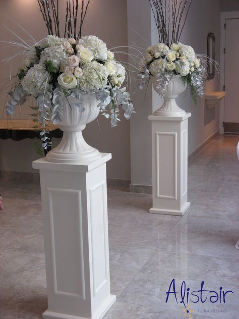 Diy Wedding Arch Decorations, Diy Columns Wedding, Diy Flower Stands For Wedding, Diy Wedding Pillars Columns, Diy Wedding Pillars, Pedestals Wedding, Diy Wedding Pedestals, Flower Columns, Wedding Podium Decor