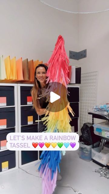 Melody Pianga on Instagram: "Most of you know my method for confetti style tassels, but for color blocked it’s a little different 🤗

Rainbow Color Blocked Tassels - 

I used 2 20” x 30” sheets of tissue paper per color 

Fold each color long ways then short (or short then long, whatever you prefer)

Cut a 7ft long strip of 1/2” Ribbon

Layer your colors overlapping  2”. Rotate one layer on top of the ribbon and the next on the other side of the ribbon (this helps it blend better)

Cut! I prefer to cut as small as I can. I like thinner strips. 

Last but not least - SHAKE that tassel!! This step is very important and don’t be afraid to shake it like you mean it 😉 

Show me your tassels ❤️🧡💛💚🩵💜" Tissue Paper Garland Diy, Balloon Tassel Diy, Tissue Paper Decorations Diy, Tissue Paper Borders, Tissue Paper Fringe Garland, Diy Rainbow Decorations, Tissue Paper Fringe, Rainbow Tassel Garland, Streamer Wall