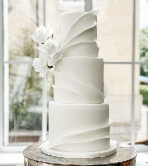 Black And White Wedding Cake, Succulent Cake, Beach Wedding White, Wedding Cakes Elegant, 3 Tier Wedding Cakes, Fondant Wedding Cakes, Elegant Modern Wedding, Luxury Cake, Elegant Birthday Cakes