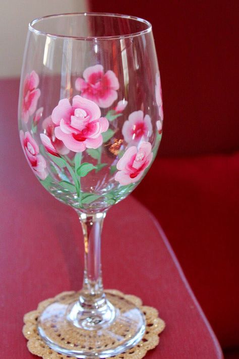 Pink Painted Wine Glasses, Floral Wine Glass Painting, Rose Painted Wine Glasses, Hydrangea Painted Wine Glasses, Floral Painted Wine Glasses, Rose Wine Glass, Diy Wine Glasses Painted, Decorated Bottles, Birthday Wine Glass