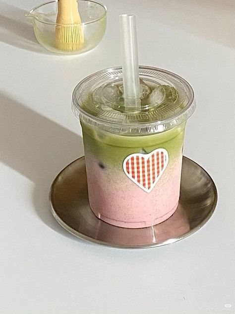 Iced Strawberry Matcha Latte, Strawberry Matcha Latte, Kue Macaroon, Strawberry Matcha, 귀여운 음식 그림, Cute Food Art, Food O, Pretty Drinks, Iced Drinks