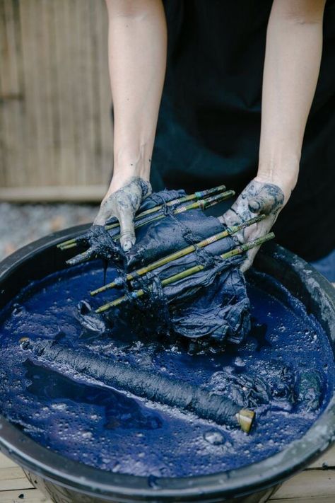 Denim Treatments, Tie Dye Techniques Tutorials, Itajime Shibori, Shibori Diy, Blue Celestite, Indigo Dyeing, Denim Dye, Indigo Pattern, Diy Dye