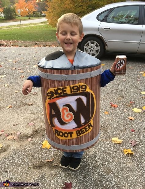 Kellie: My son, Jakob, is modeling his root beer can costume. I asked him back in a July what he wanted to be for Halloween, and for 2 months he told... Soda Can Halloween Costume, Beer Can Halloween Costume, Beer Costume Diy, Beer Halloween Costumes, Beer Costume, Kid Costumes, Halloween Costumes 2016, Clever Halloween, Diy Beer