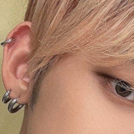 Yeonjun Piercing Ear, Kpop Piercings Male, Yeonjun Piercing, Felix Ear Piercing, Txt Details, Cool Ear Piercings, Cool Piercings, Cute Ear Piercings, Choi Daniel