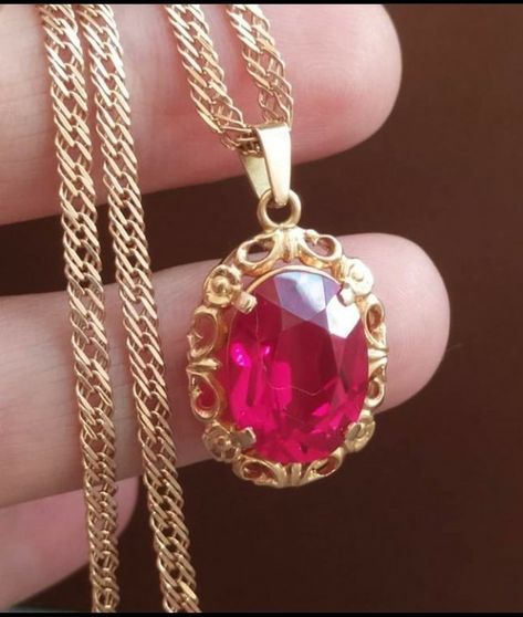 Gold Pictures, Ruby Jewelry Necklaces, Jewelry Necklace Simple, Necklaces Simple, Gold Pendent, Gold Jewelry Outfits, Fancy Jewelry Necklace, Simple Pendant, Antique Jewelry Box