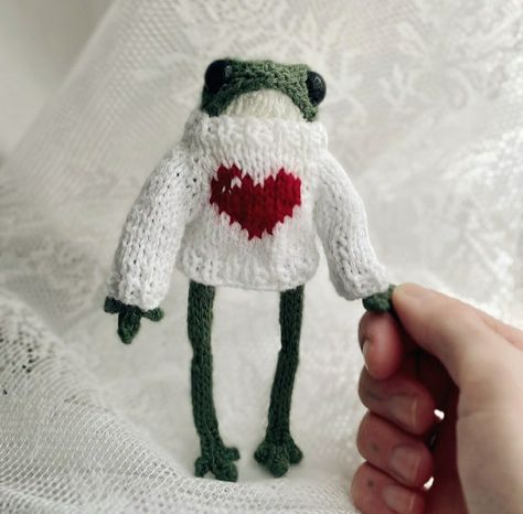 Crochet Frog With Sweater, Crochet Animal With Clothes, Knitted Frog, Crochet Frog, Kawaii Crochet, Mia 3, Knitted Animals, Fun Crochet Projects, Diy Crochet Projects