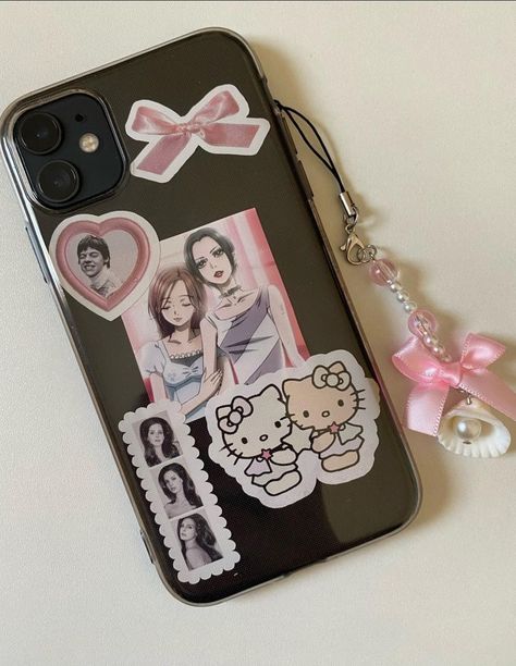 Clear Phone Case Ideas Hello Kitty, Cute Custom Phone Case Ideas, Decorating Phone Cases Diy Stickers, Nana Anime Phone Case, Diy Casing Phone Ideas, Clear Aesthetic Phone Case, Sticker Case Aesthetic, Phone Collage Case, Decorating Clear Phone Cases