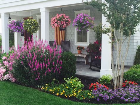 Landscaping Around Low Deck, Front Porch Landscape, Porch Landscaping, Front Garden Landscape, Front Yard Garden Design, Front Landscaping, Garden Deco, Big House, Front Porches