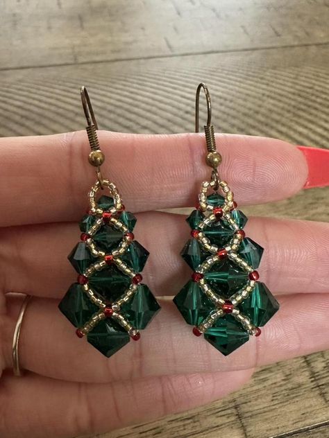 Green and red beaded tree earrings #christmasjewelry Beaded Tree, Tree Earrings, Earring Tree, Green And Red, Christmas Jewelry, Women's Jewelry, Women Jewelry, Green, Red