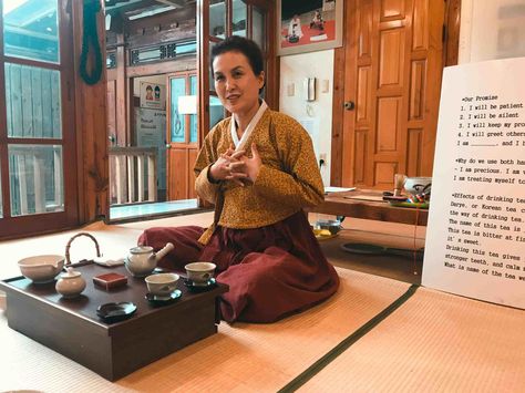 Traditional Korean Tea Ceremony Korean Tea Ceremony, Korean Tea, Matcha Cafe, Bukchon Hanok Village, Medicinal Tea, Traditional Tea, Tea Snacks, Tea Culture, Ginger Tea