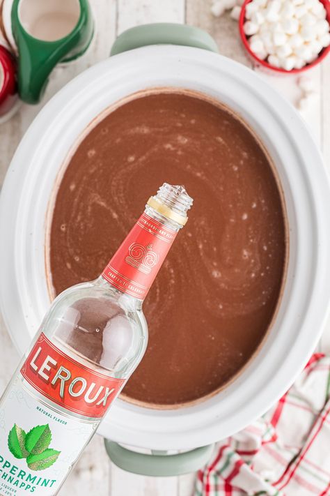 Rich, creamy, and spiked with peppermint schnapps, this crockpot boozy hot chocolate is the ultimate festive treat! Crockpot Spiked Hot Chocolate, Spiked Peppermint Hot Chocolate, Boozy Peppermint Hot Chocolate, Spiked Hot Cocoa, Slow Cooker Apple Cider, Peppermint Schnapps, Boozy Hot Chocolate, Holiday Hot Chocolate, Chocolate Shots