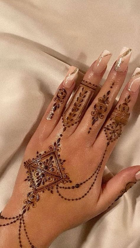 Marriage Henna, Red Maroon Nails, Henna Designs Back, Islamic Marriage, Henne Tattoo, Henna Style Tattoos, Nails Valentine, Brown Henna, Red Henna