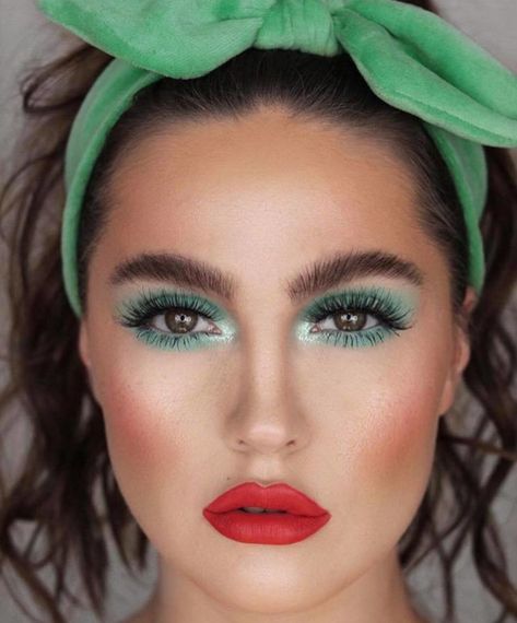 Tropical Emerald Green Makeup Looks to Brighten Up Your Summer Days Mint Green Makeup Looks, Emerald Green Makeup Looks, Emerald Green Eyeshadow, Mint Green Makeup, Emerald Green Makeup, Green Makeup Looks, Green Makeup Tutorial, Retro Makeup Looks, Sunset Makeup