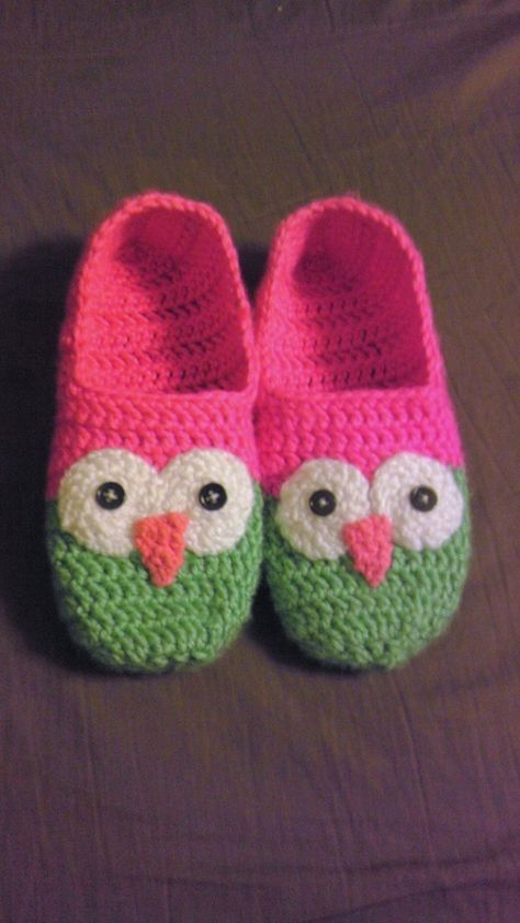 cute owl slippers Crochet Kids Slippers, Slippers Free Pattern, Owl Slippers, شال كروشيه, Crochet Slipper Pattern, Crochet Kids, Crochet Owl, Simple Crochet, Crochet Booties