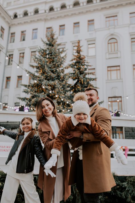 Christmas Family Photos Downtown, Family Christmas Pictures Downtown, Christmas Market Photoshoot Ideas, Winter Christmas Family Photos, City Christmas Photoshoot Family, Modern Christmas Family Photoshoot, Nyc Christmas Family Photo, Outdoor Christmas Tree Family Photos, Winter Family Pictures Outdoor