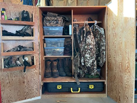 Hunting Clothes Storage Garage, Diy Hunting Gear Storage, Hunting Storage Closet, Hunting Equipment Storage Ideas, Hunting Locker, Archery Storage, Garage Hunting Storage, Cheap Cabin Ideas, Hunting Gear Storage Ideas