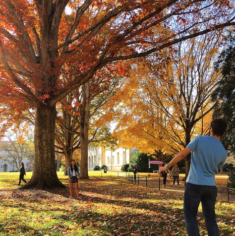 Students playing frisbee on the #Emory #Quad. Emory University Aesthetic, Emory University Campus, Uiuc Campus Aesthetic, Beautiful College Campus, Adídas Campus, Emory University, Soulmate Au, Future Aesthetic, College Campus