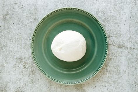 Making Burrata Cheese, Make Burrata Cheese, Burrata Cheese Recipe, Cheese Making Recipes, Burrata Salad, Cream Fresh, Burrata Cheese, Cheese Making, Italian Cheese