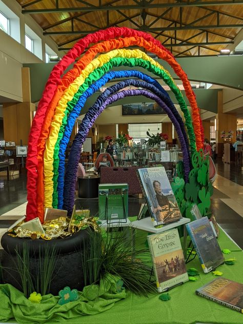 Educational Leader, School Book Fair, Homecoming Floats, Fest Ideas, English Day, School Library Displays, San Patrick, St Patrick's Day Decorations, St Pats