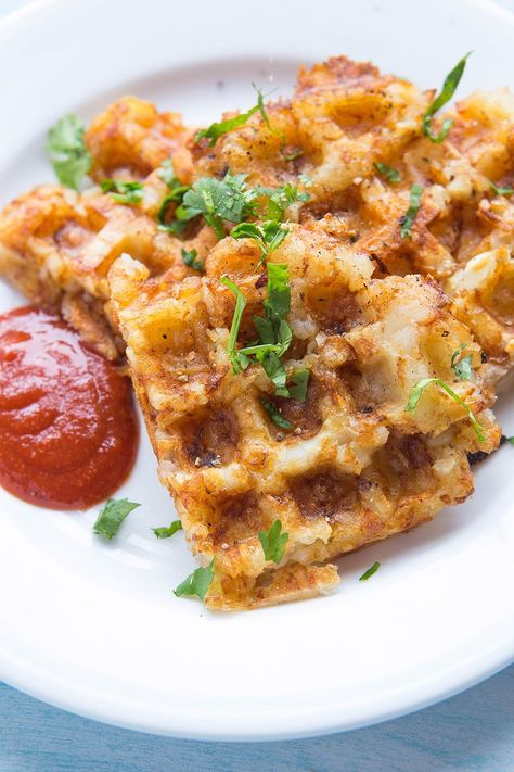 17 Insanely Delicious Waffle Iron Recipes (Not Just Waffles!) Hash Brown Waffles, Carrot Cake Waffles, Hashbrown Waffles, Tater Tot Recipes, Favorite Chili Recipe, Waffle Iron Recipes, Waffle Maker Recipes, Tator Tots, Iron Recipes