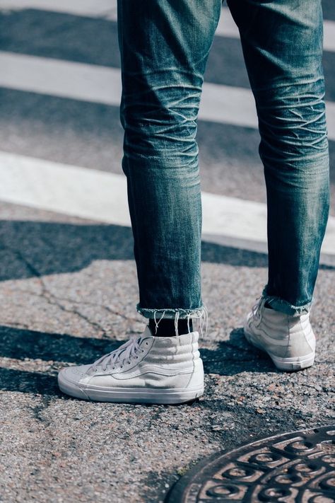 Men's summer style. Frayed denim and white hightop vans sneakers. White Hightop Vans, Vans Outfit Men, High Tops Outfit, Vans Hi, Vans Outfit, Wedding Outfit Men, Best Dressed Man, Mens Fashion Rugged, Men's Vans