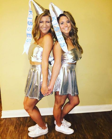 senior yr halloween costume as hershey kisses hehe #kisses #hersheyskiss #hersheykisscostume #halloweencostume Costumes Faciles, College Halloween Costumes, College Halloween Party, Easy College Halloween Costumes, Meme Costume, Sophia Lee, Teen Halloween, Halloween Costumes For Teens Girls, Bff Halloween Costumes