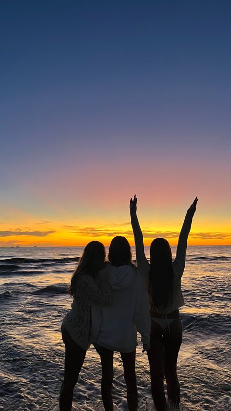 Trio Pics Ideas, Trio Best Friends Aesthetic, 3 Sister Photoshoot, 3 Bffs, Me And Bestie, 2025 Moodboard, Beach Photo Inspiration, Sisters Photoshoot Poses, 3 Best Friends