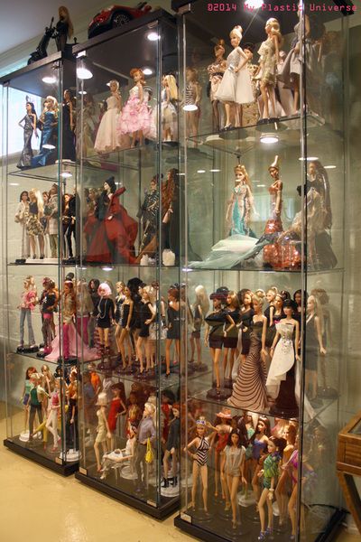 Barbie Collection Display, Doll Collection Display, Collectors Room Ideas, Toy Collection Room, Barbie Organization, Barbie Pics, Barbie Jewelry, Doll Storage, Doll Museum