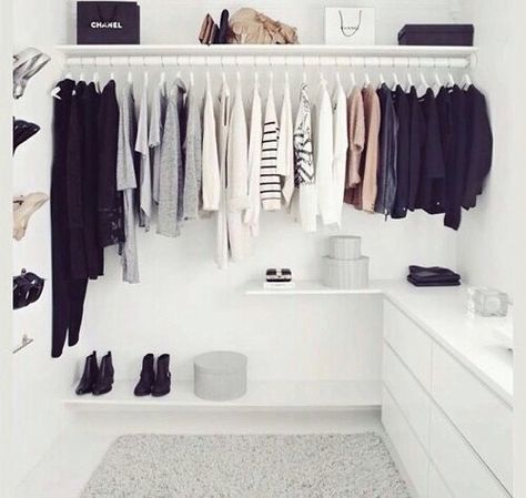 Living like this !! Diy Kast, Lots Of Clothes, Monochrome Bedroom, Closet Planning, Organized Closet, Walking Closet, White Closet, Open Wardrobe, Minimalist Closet