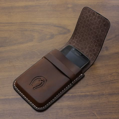 Iphone Holster, Leather Phone Case Handmade, Leather Accessories Diy, Diy Leather Working, Handmade Leather Work, Leather Working Projects, Leather Phone Pouch, Diy Leather Bracelet, Leather Wallet Pattern