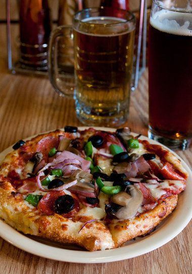 Beer and pizza, a classic combination Craft Beer Photography, Beer Food Pairings, Beer Quote, Wine And Pizza, Home Made Beer, Perfect Dinner Party, Beer Photography, Chocolate Pairings, Pizza And Beer