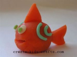 What a cute fish! ask your children to make it with Bazic 5oz Multi color Modelling dough - 2/Pack from shop.childscastle.com... Easy Playdoh Animal, Easy Playdough Creations, Playdough Animals, Playdough Sculptures, Dough Animals, Play Dough Designs, Play Dough Sculptures, Play Dough Animals, Easy Play Dough