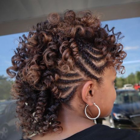 Mohawk Updo With Side Twists Side Flat Twist Hairstyles, Braid Mohawk For Black Women, Crochet Mohawk Hairstyle, Mohawk Curly Hair, Braided Mohawk For Black Women, Crochet Mohawk, Mohawk Braids, Natural Hair Mohawk, Curly Mohawk Hairstyles