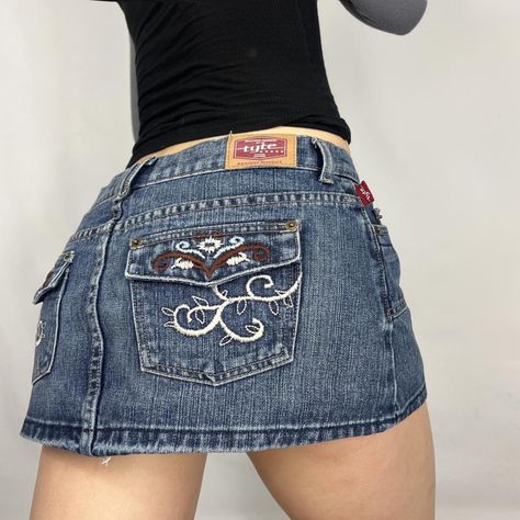 Y2k Demin Skirts, Demin Mini Skirt Y2k, 2000s Micro Skirts, Low Waisted Mini Skirt Outfits, Denim Mini Skirt Outfit 2000s, Denim Micro Skirt, Denim Micro Mini Skirt Outfit, Y2k Wishlist, 2000s Mini Skirt Outfit