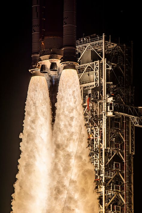 Artemis I first Space Launch System (SLS) launch photos Cape Canaveral Florida, Space Launch System, Nasa Photos, Space Launch, Rocket Launch, Space Artwork, Cape Canaveral, Space Race, Spaceship Design