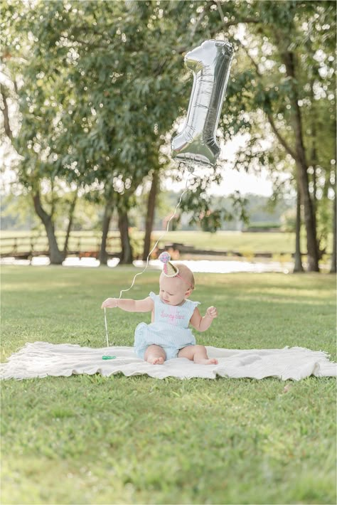 Park Smash Cake Photos, First Birthday Photo Shoot Ideas Flowers, Photo First Birthday, White 1st Birthday Photoshoot, First Birthday Cake Smash Outdoor, Diy Smash Cake Photoshoot Outdoor, Pastel Birthday Photo Shoot, Diy 1st Birthday Photo Shoot Outdoors, First Birthday Picnic Photoshoot