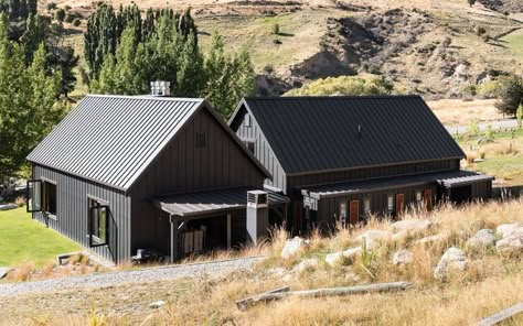 Stratco Sheds, Barn Style Garage, Modern Barn Style, Metal Barn Homes, Farmhouse Architecture, Long House, Modern Barn House, Modern Farmhouse Exterior, Loft House