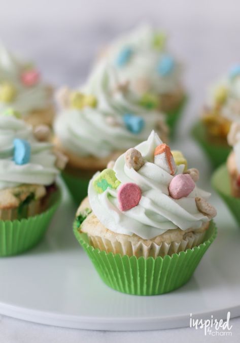 Lucky Charms Recipes, Lucky Charms Cupcakes, St Patricks Desserts, Irish Desserts Traditional, St Patricks Food, Charm Cake, St Patrick Day Snacks, Lucky Charms Treats, St Patricks Day Cakes